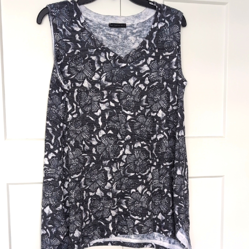 Nally & Millie Floral Tunic Grey& White Size M